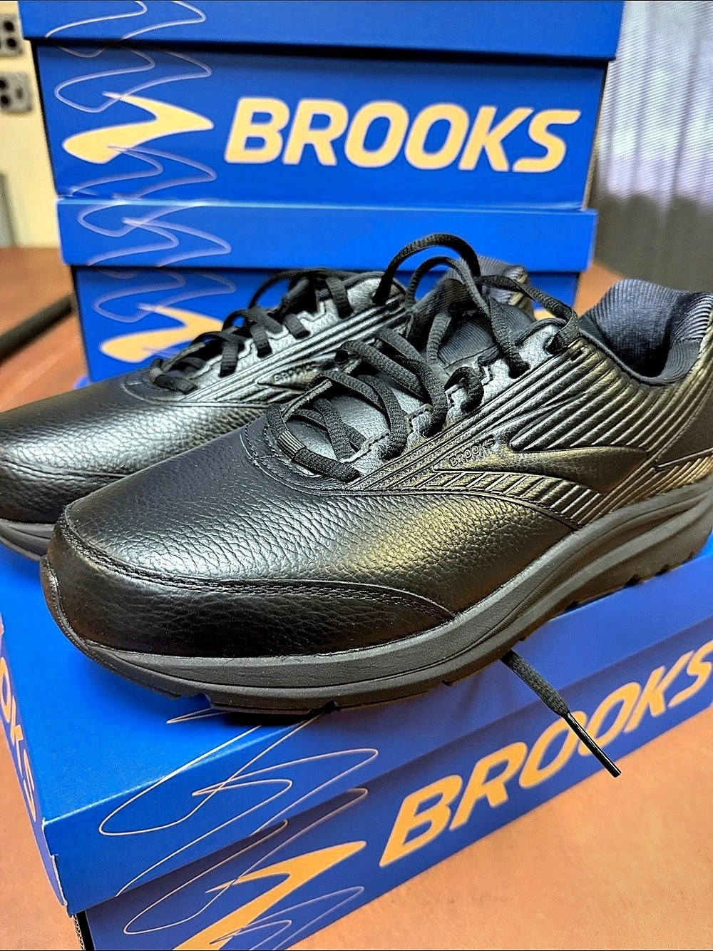 Brooks Addiction Walker 2 Black Athletic Shoes US 10.5 wide 2E
